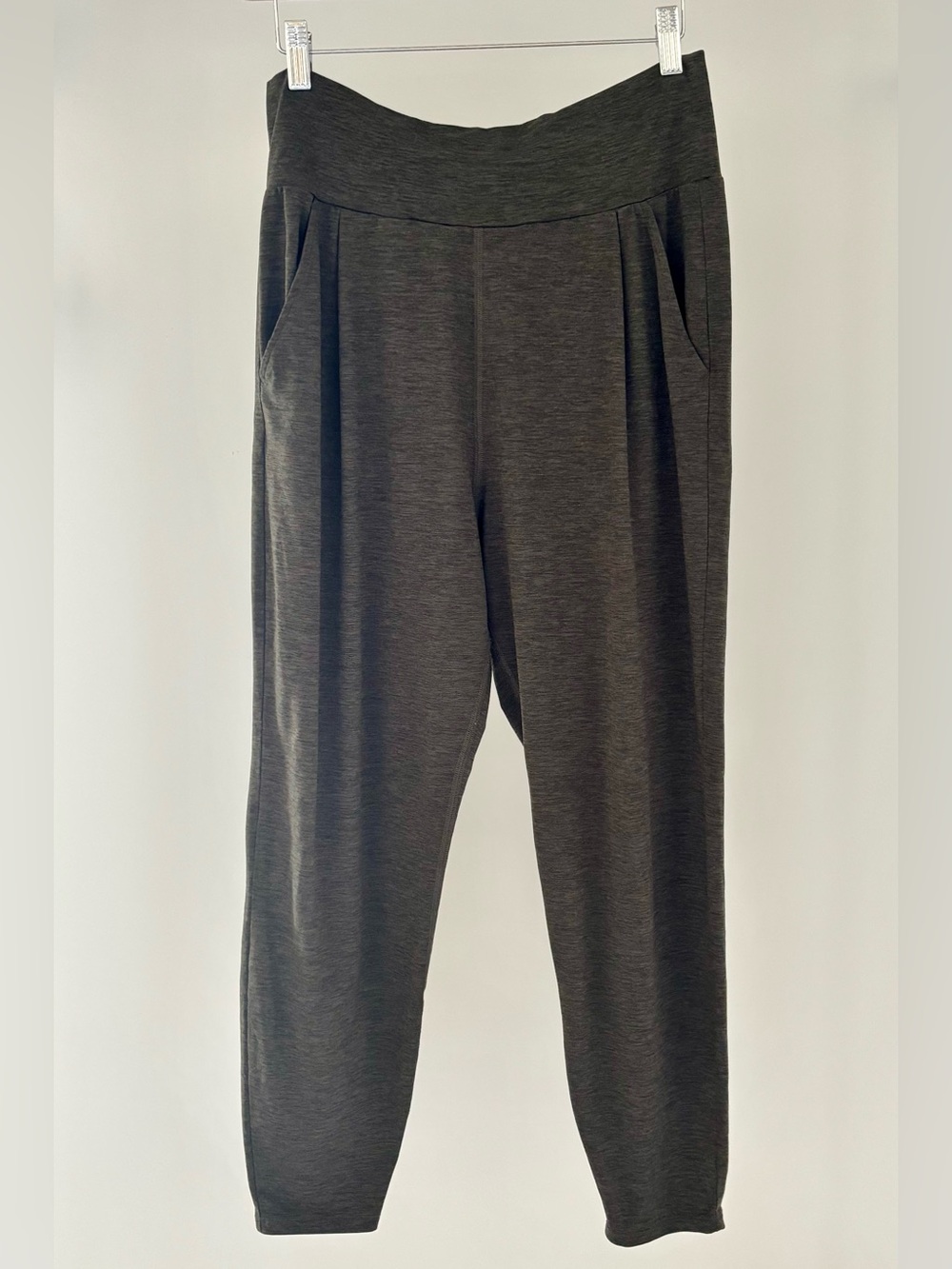 Vuori Women’s Heather Gray Tapered Jogger Pants Size Medium EUC